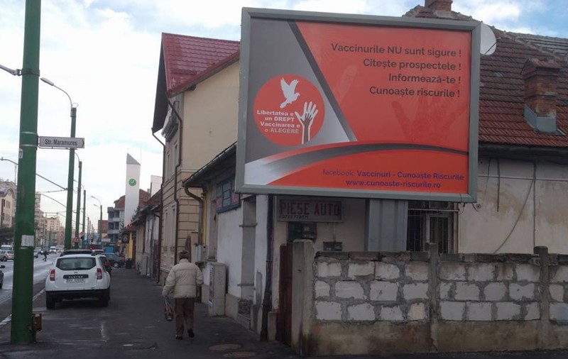 A fost identificată persoana care a afişat mesaje antivaccinare, în Brașov, la sfârşitul anului trecut