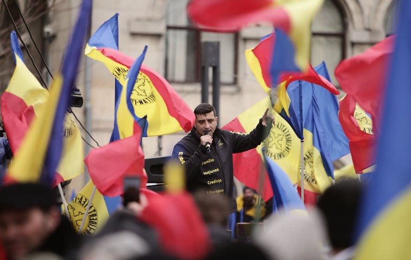 VIDEO. Incident între George Simion și un jandarm. Apoi liderul AUR aleargă după un alt bărbat. Protestarii merg spre Cotroceni