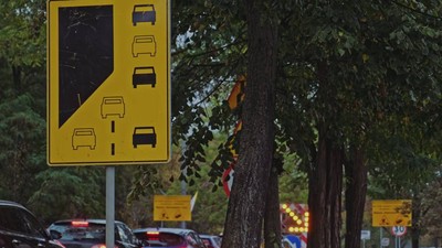 indicator rutier regula fermoarului trafic masini