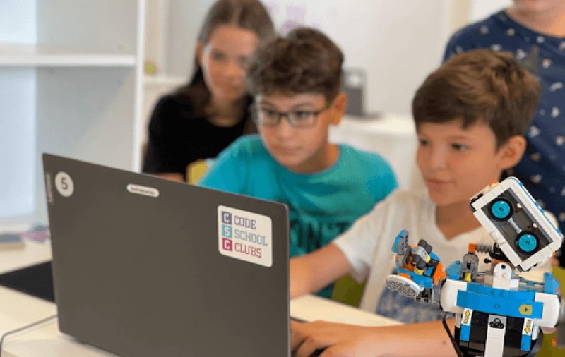 Oportunitate de dezvoltare pentru elevi: s-au deschis înscrierile la taberele Code School Clubs