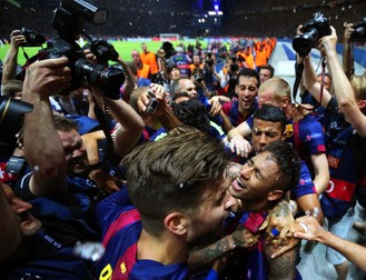 epa04786985 Barcelona's Neymar (C-R) celebrates with his teammates after scoring the 3-1 lead during the UEFA Champions League final between Juventus FC and FC Barcelona at the Olympic stadium in Berlin, Germany, 06 June 2015. Barcelona won 3-1. EPA/KAY NIETFELD