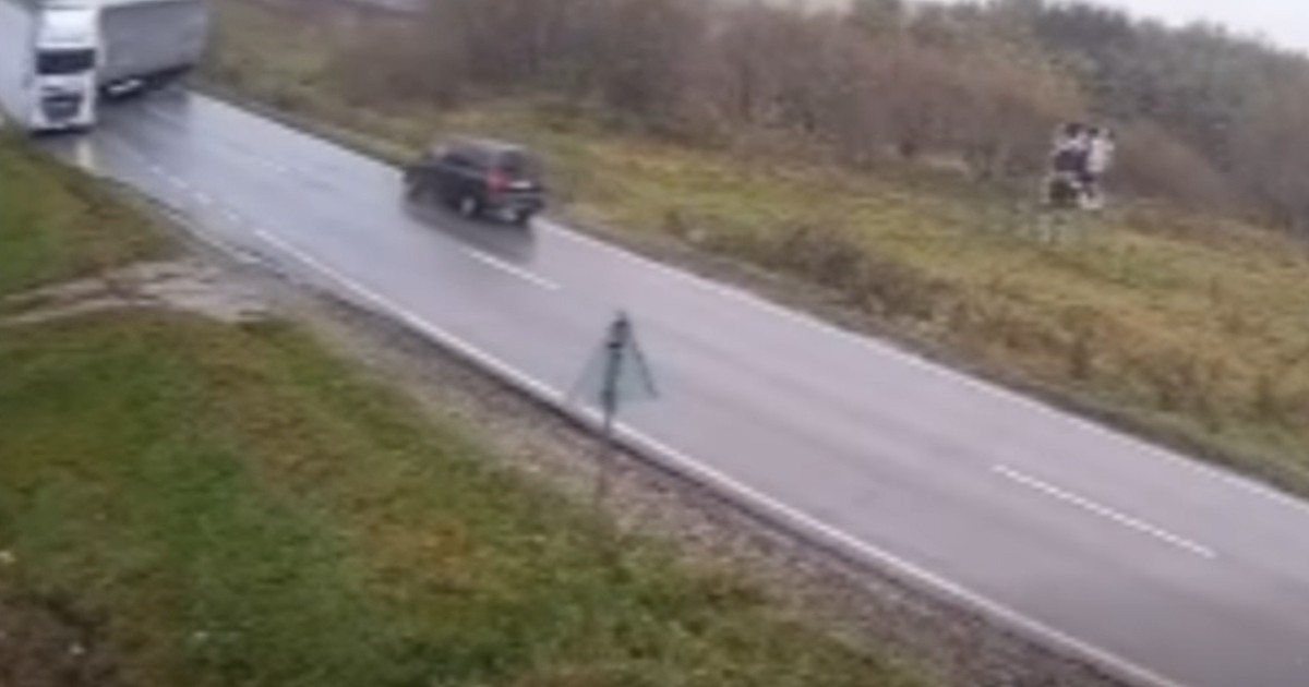 Un TIR care a derapat pe șosea și o mașină