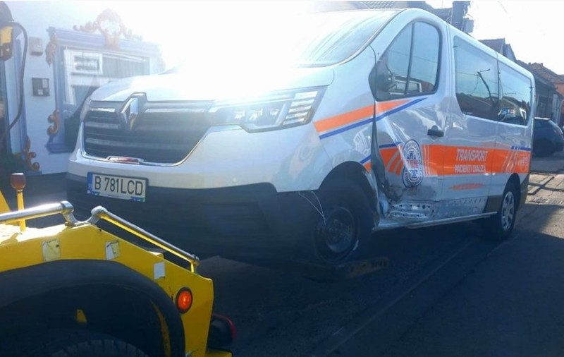Un șofer de ambulanță beat a provocat un accident în Arad