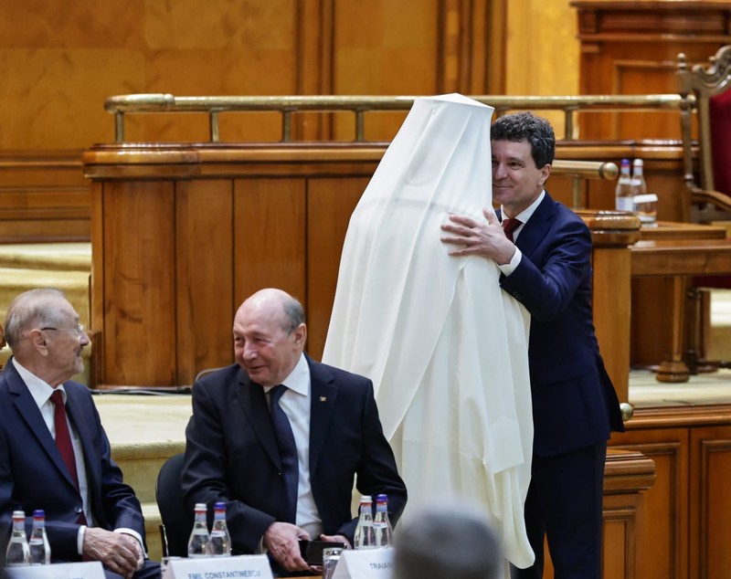 Nicușor Dan arată încă din prima zi că va fi președinte-jucător. Detalii surprinse la ceremonia de învestire: de la buna-dispoziție a lui Băsescu la încolonarea clasei politice | Reportaj