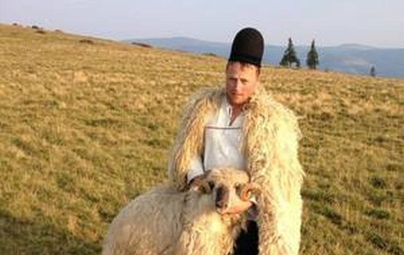 LOREDANA, PE URMELE LUI GHIŢĂ CIOBANUL! UITE CUM S-A ÎMBRĂCAT!