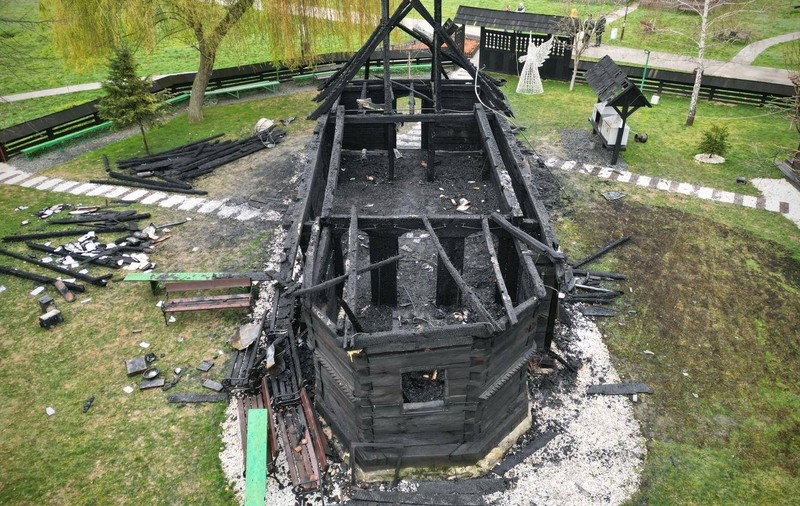Circumstanțele incendiului care a distrus cea mai valoroasă biserică de lemn din Banat. Șeful de la Monumente: „Instalația electrică era pusă direct pe clădire”