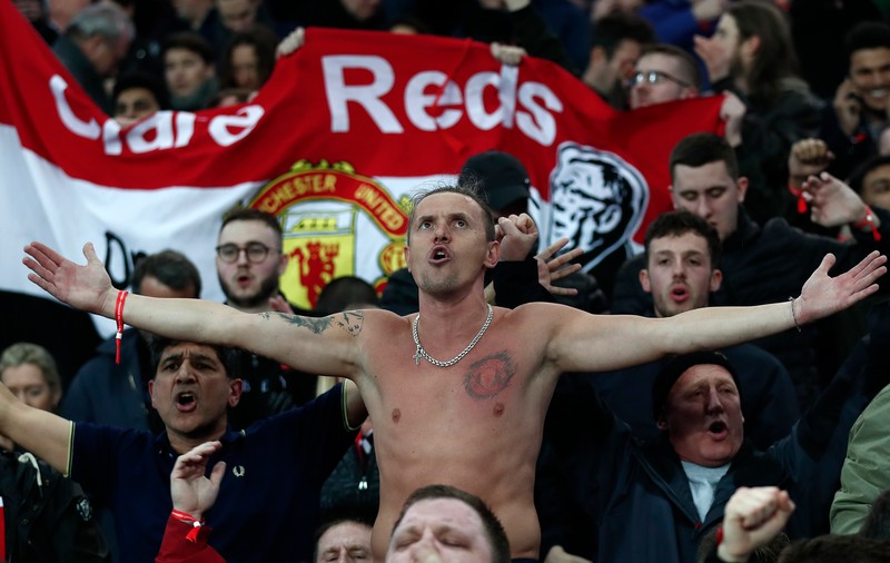 Un suporter al lui Manchester United, înjunghiat de un taximetrist în Paris