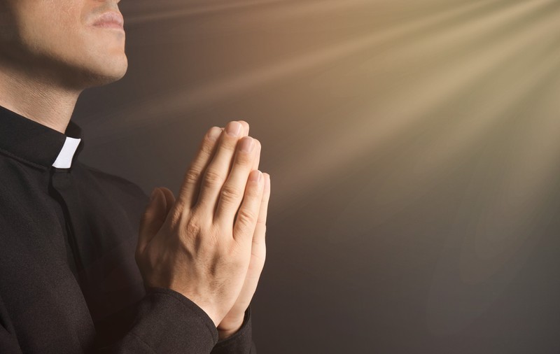 Confesiunea unui fost preot catolic care a părăsit Biserica din cauza interdicției de a se căsători: Unii preoți trăiesc ascunși, iar partenerele lor sunt oficial menajere