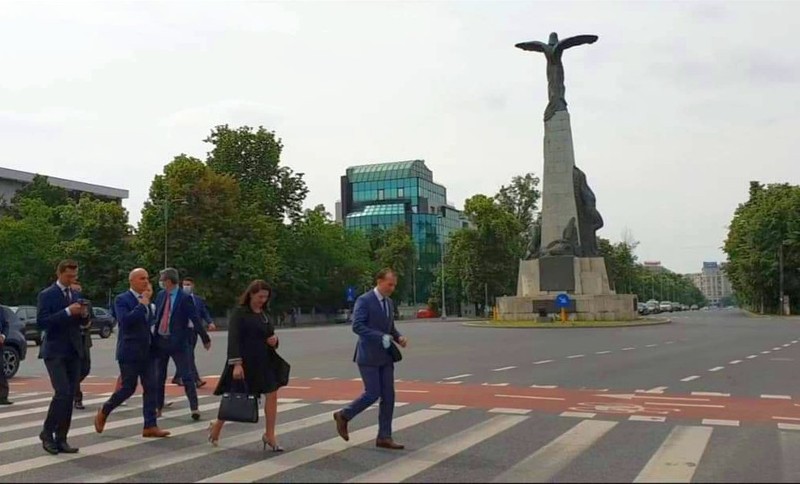 Florin Cîțu și liberalii care îl sprijină, spre ședința Consiliului Național al partidului. Foto: Libertatea / Cristian Otopeanu