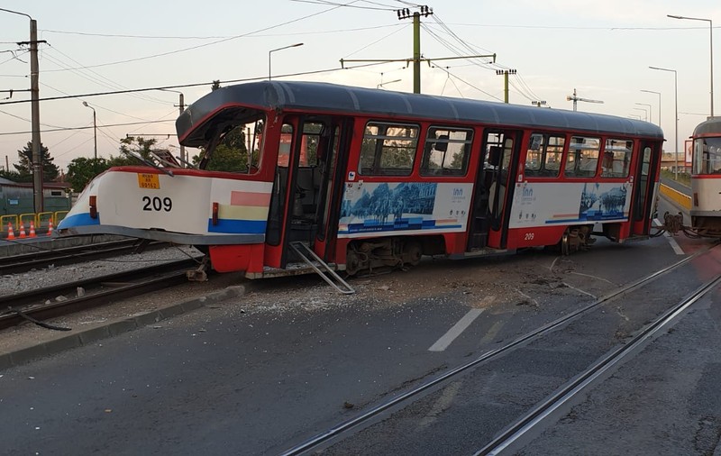 VIDEO | Tramvai deraiat la Arad. O pasageră a fost rănită