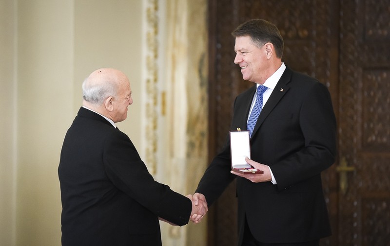 Ce cadouri a primit președintele Iohannis în 2016? Cel mai scump suvenir, un pumnal argintat de 2.200 lei
