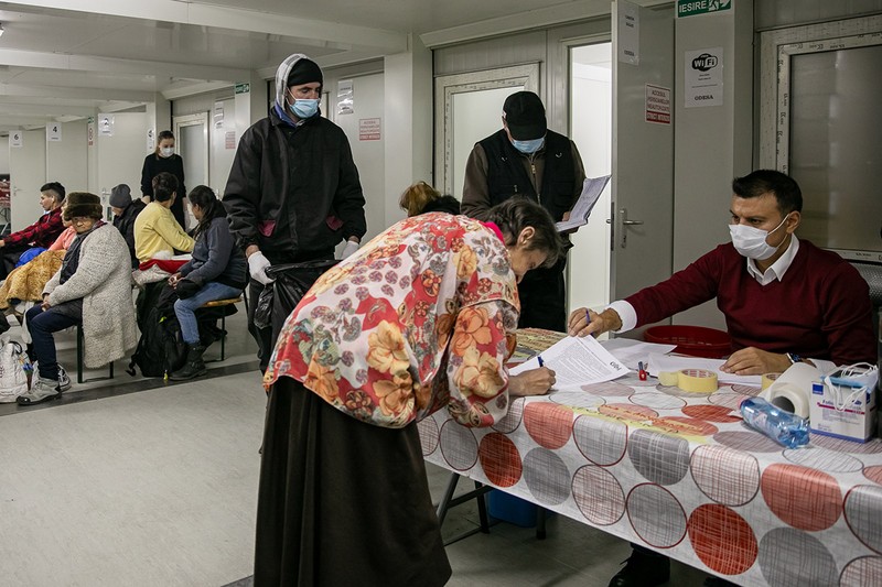La intrarea în adăpost se semnează o fișă de intrare și pot fi făcute verificări cu un aparat alcooltest. Tot aici, sunt lăsate bunurile personale care vor fi depozitate peste noapte în saci de plastic.