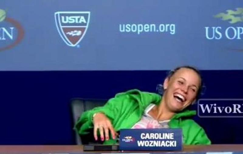 Video | Wozniacki face haz de necaz: l-a imitat pe Nadal în timp ce avea crampe