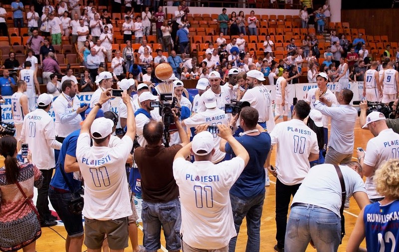 Trofeul campionilor de la Asesoft, expus la un mall din Ploiești