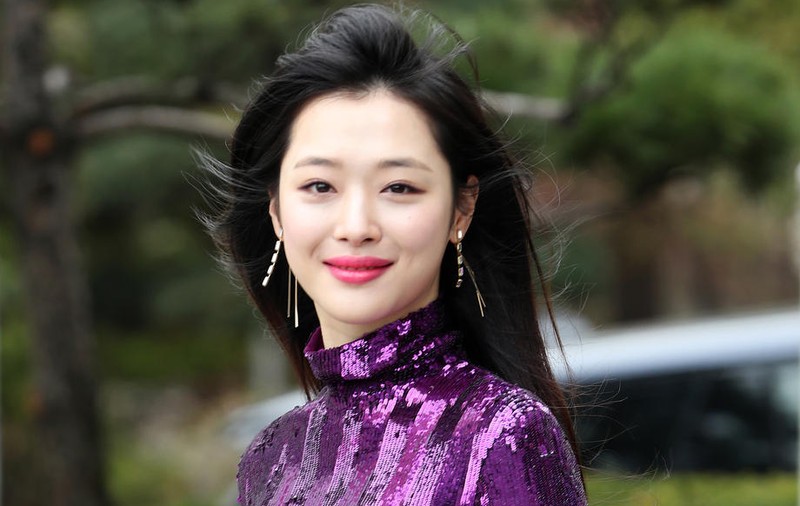 Cântăreaţa k-pop Sulli, în vârstă de 25 de ani, a fost găsită moartă. Fosta membră f(x) suferea de depresie, după ce a fost hărțuită online