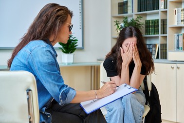 Tinerii victime ale bullyingului au nevoie de sprijin și consiliere. Sursa foto: Shutterstock