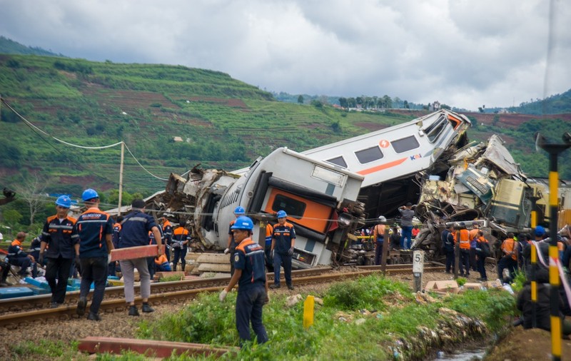 Cel puțin 4 persoane au murit și alte câteva zeci au fost rănite după ce două trenuri s-au ciocnit în Indonezia
