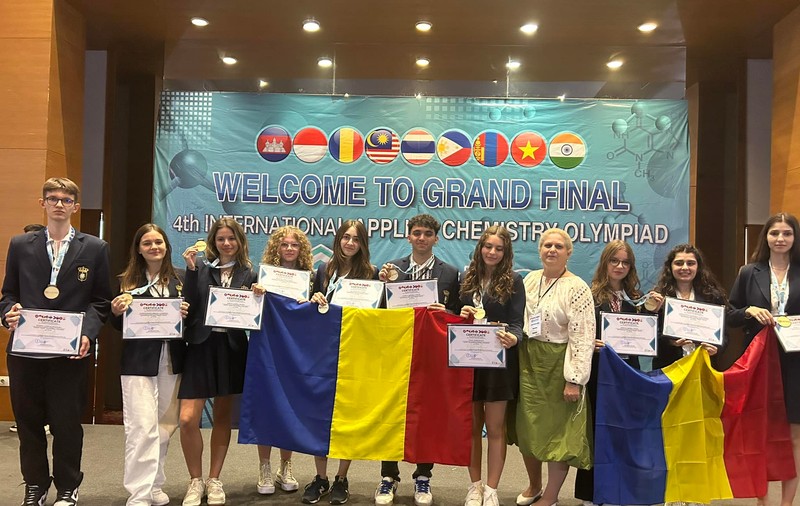 România a câștigat 12 medalii de aur la Olimpiada Internațională de Chimie Aplicată din Indonezia. „Ministerul Educației nu a dat un leu pentru deplasare”, acuză coordonatorul elevilor