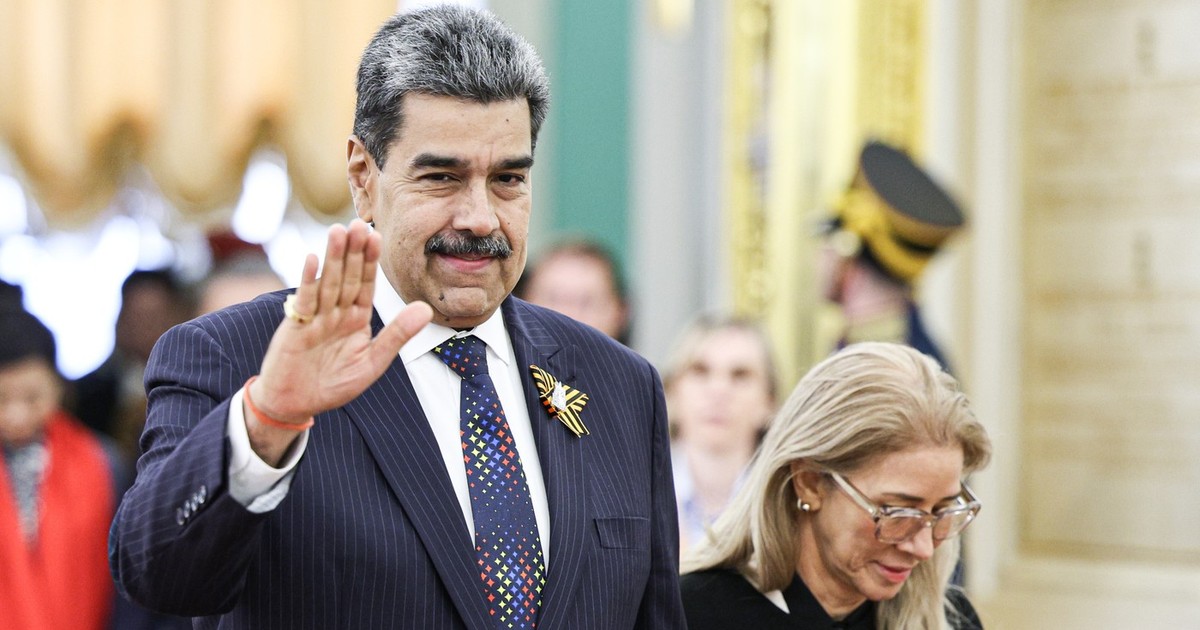 Nicolas Maduro, președintele Venezuelei, și soția sa, Cilia Flores, participă la o recepție pentru șefii delegațiilor străine la Kremlinul din Moscova, după parada militară din Piața Roșie, cu ocazia Zilei Victoriei, care marchează 80 de ani de la victoria în cel de-al Doilea Război Mondial. Maduro, la costum, saluta vesel multimea