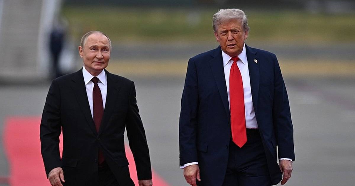 Președintele american Donald Trump a pășit pe covorul roșu alături de președintele rus Vladimir Putin înainte de întâlnirea lor din Alaska.