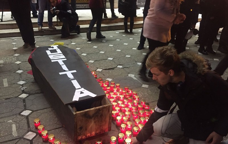VIDEO/FOTO| La Timișoara, studenții i-au făcut sicriu Justiției. Mesaj clar celor de la București: "Justiția moare!"