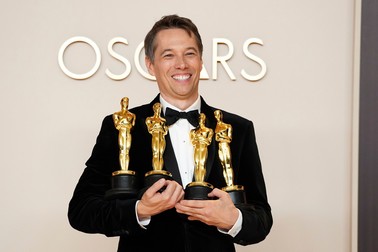 Sean Baker, cu statuetele primite la premiile Oscar.