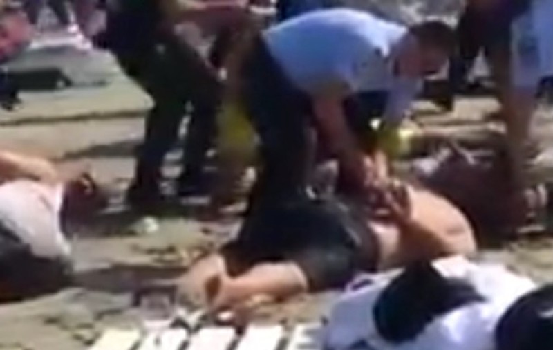UPDATE: VIDEO/ Șapte scandalagii săltați de pe o plajă din Mamaia au fost arestați. Au bătut și un polițist