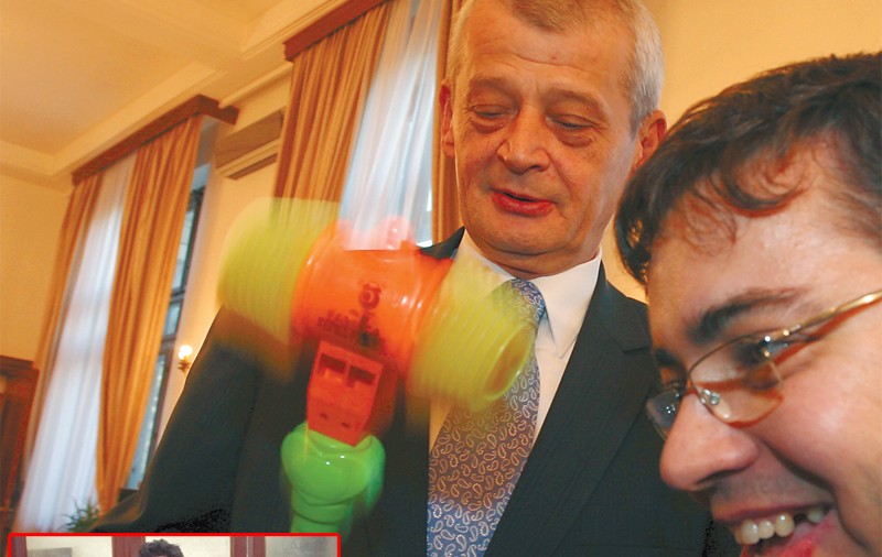 Oprescu a primit un ciocan de jucărie 