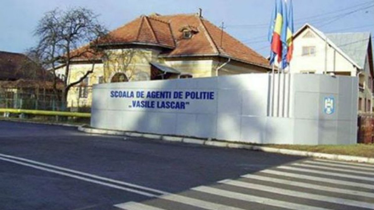 Doi elevi ai Şcolii de Poliţie de la Câmpina au fost prinşi cu droguri