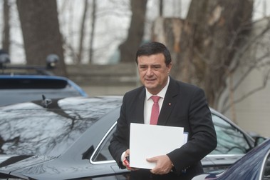 Presedintele executiv al PSD, Niculae Badalau, soseste la sediul Partidului Social Democrat (PSD) din Bucuresti, pentru a participa la sedinta Comitetului Executiv al partidului, luni 8 ianuarie 2018. ANDREEA ALEXANDRU / MEDIAFAX FOTO
