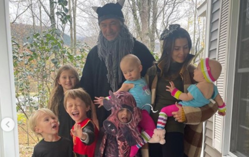 Actorul Alec Baldwin a petrecut Halloweenul alături de familia sa, la câteva zile după ce a ucis-o accidental pe Halyna Hutchins