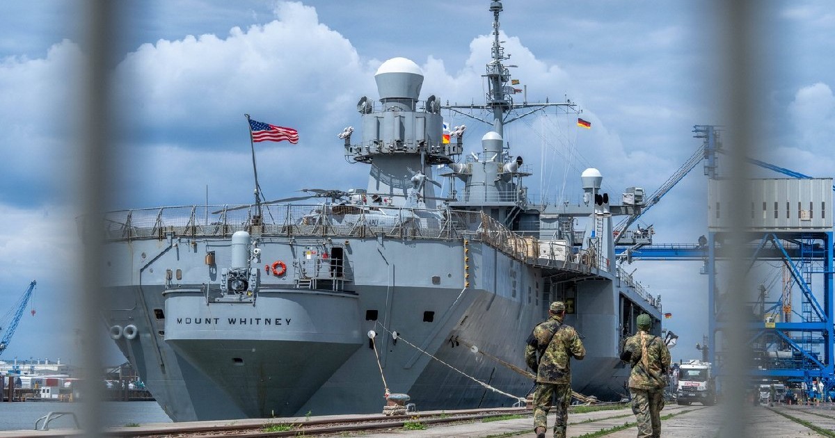 Vedere a navei de comandă a războiului amfibiu USS Mount Whitney a Marinei Statelor Unite în portul de peste mări din Rostock. Este nava amiral a Flotei a 6-a a SUA și are portul de origine în Italia.