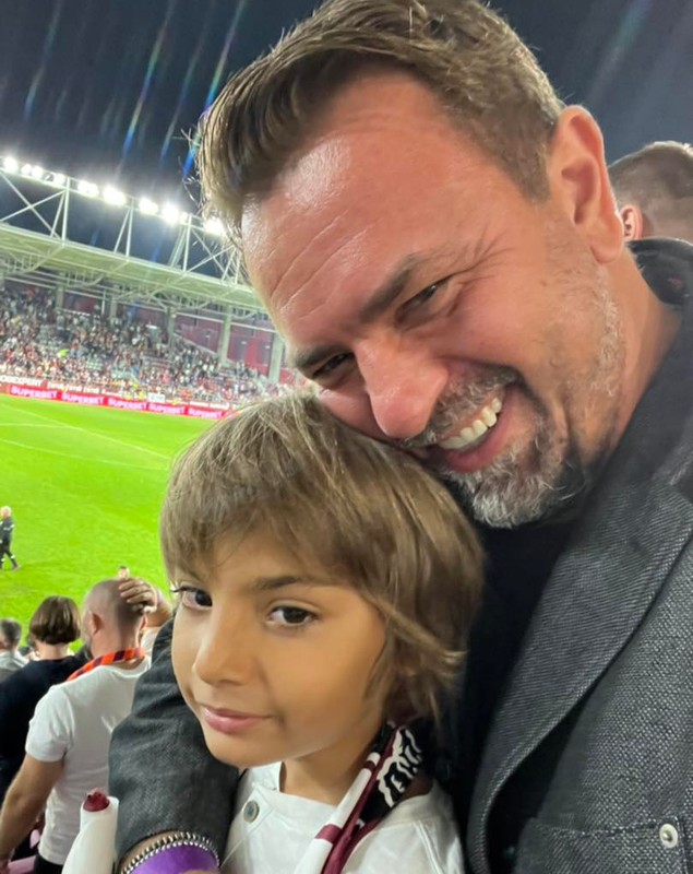 Cum a apărut Horia Brenciu cu băiețelul său la meciul Rapidului cu Mioveni: „Am avut o seară vișinie perfectă”. Cu cine s-au întâlnit în tribune