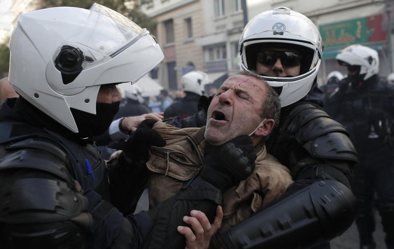 100 de arestări în Grecia, după confruntările violente dintre poliție și persoanele care participau la o comemorare neautorizată