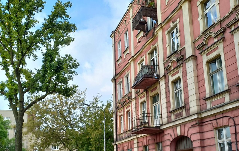O femeie a murit, iar soțul ei este în comă, după ce balconul apartamentului s-a prăbușit, în Polonia