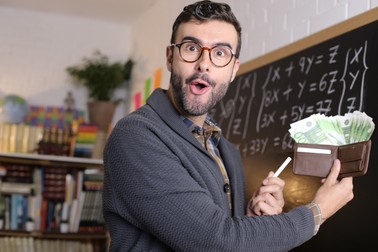 Peste 80% dintre profesorii de gimnaziu sunt mulțumiți de condițiile de muncă, iar aproape 58%  sunt mulțumiți de salariu. Foto: Shutterstock