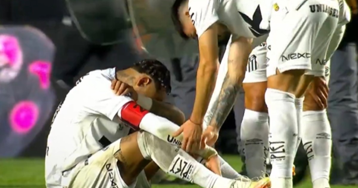 Neymar în timp ce plânge pe teren