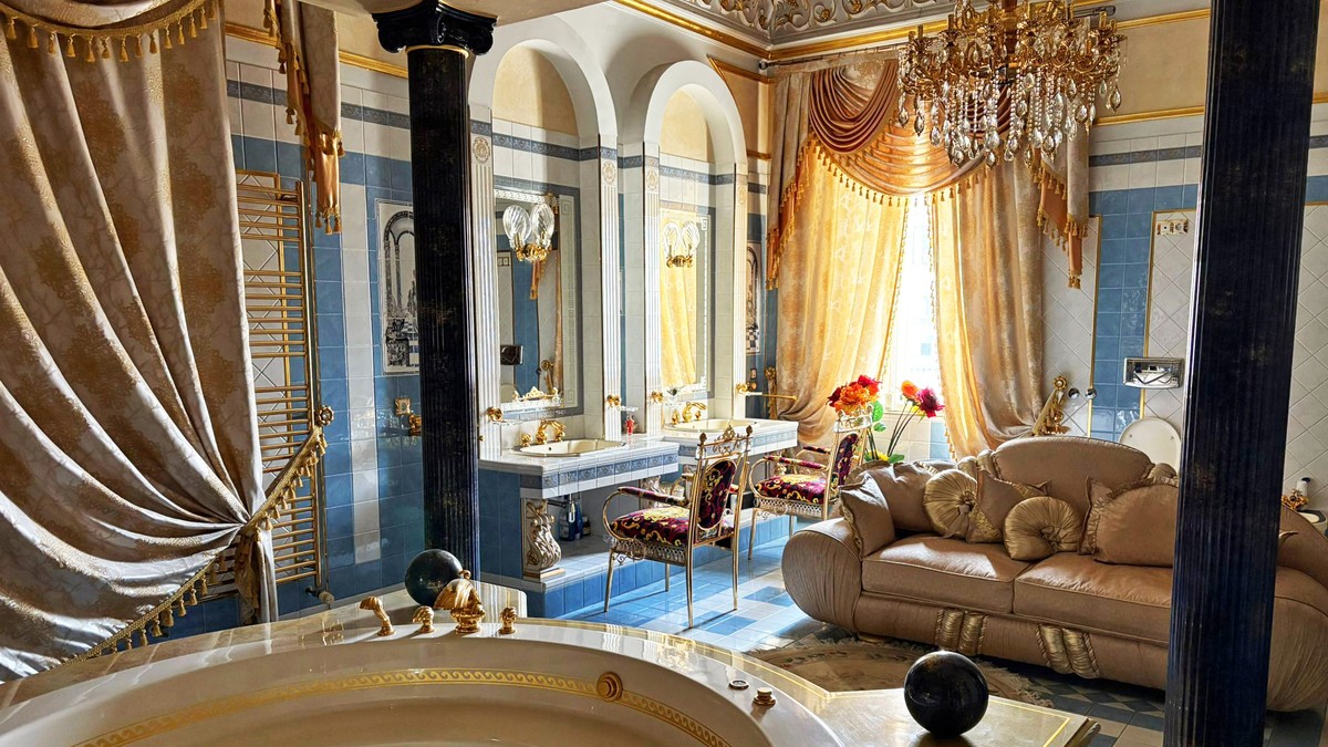 O baie luxoasă cu jacuzzi