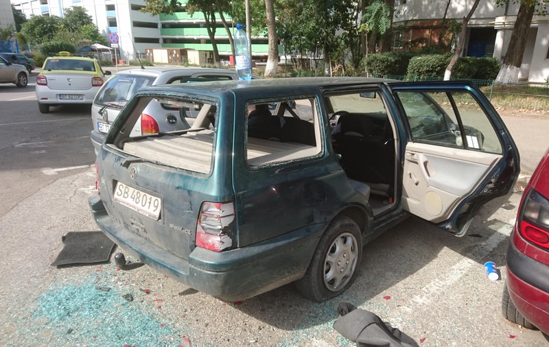 I-a distrus soțului mașina după ce l-a prins cu amanta! GALERIE FOTO