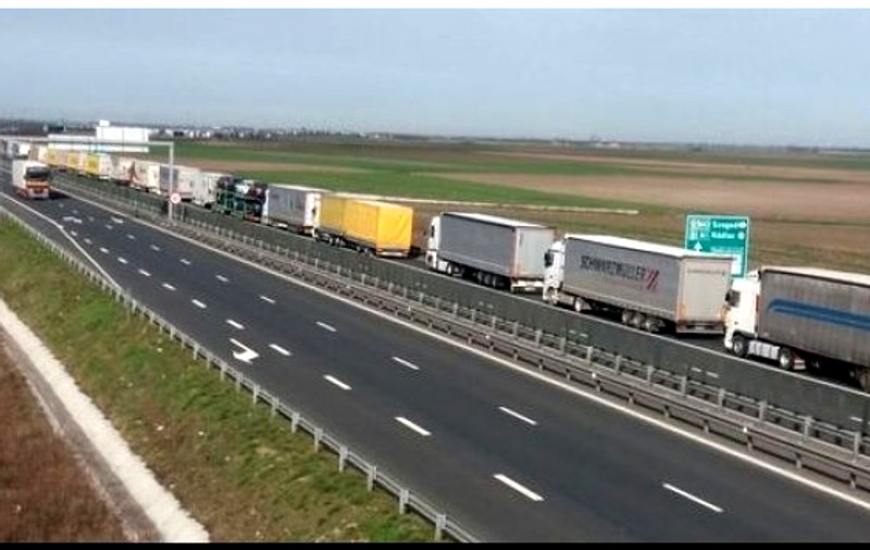 Coadă la punctul de trecere a frontierei Nădlac II pe 5 kilometri. Șoferii așteaptă patru ore la control