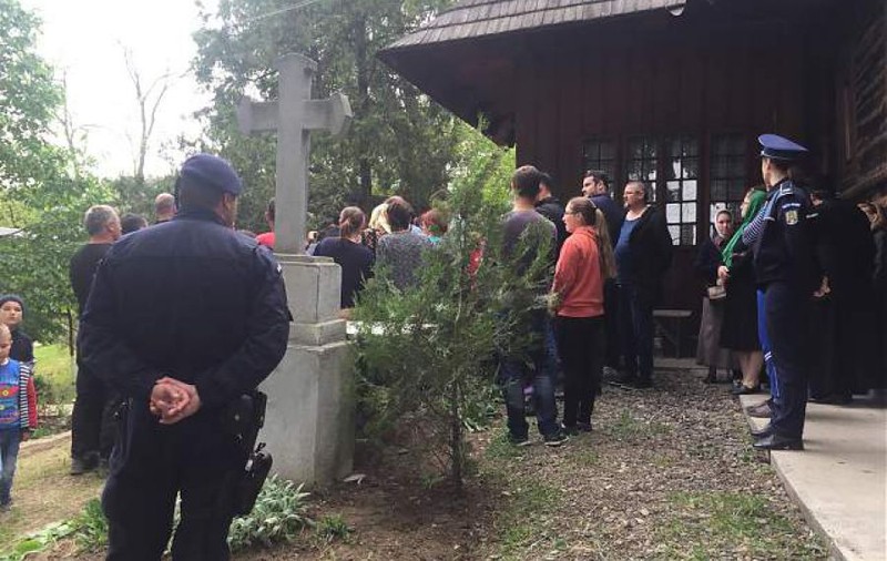 Scandal la biserică. Reprezentanţii Mitropoliei, însoţiţi de jandarmi şi poliţişti, s-au luat la ceartă cu fostul preot