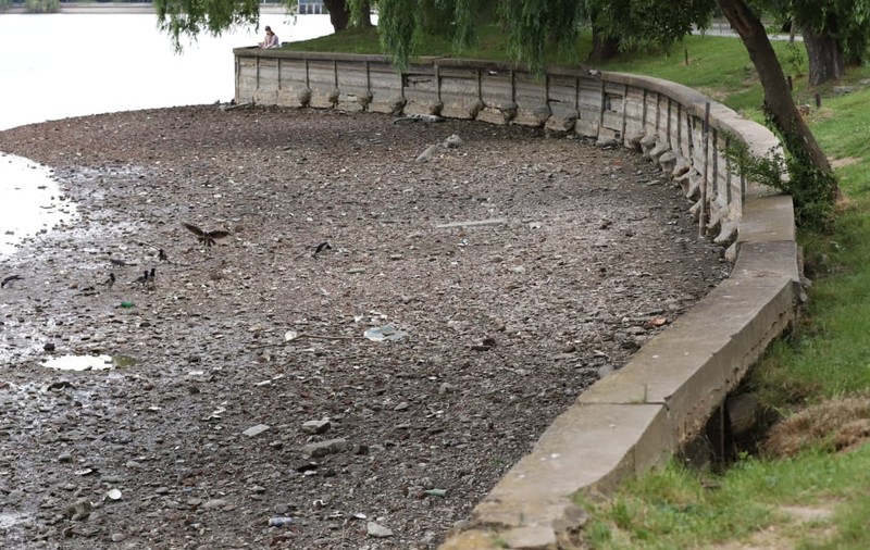 Cum arată lacul golit din parcul Herăstrău din București. Trotinete și scaune, printre obiectele găsite pe fundul lacului