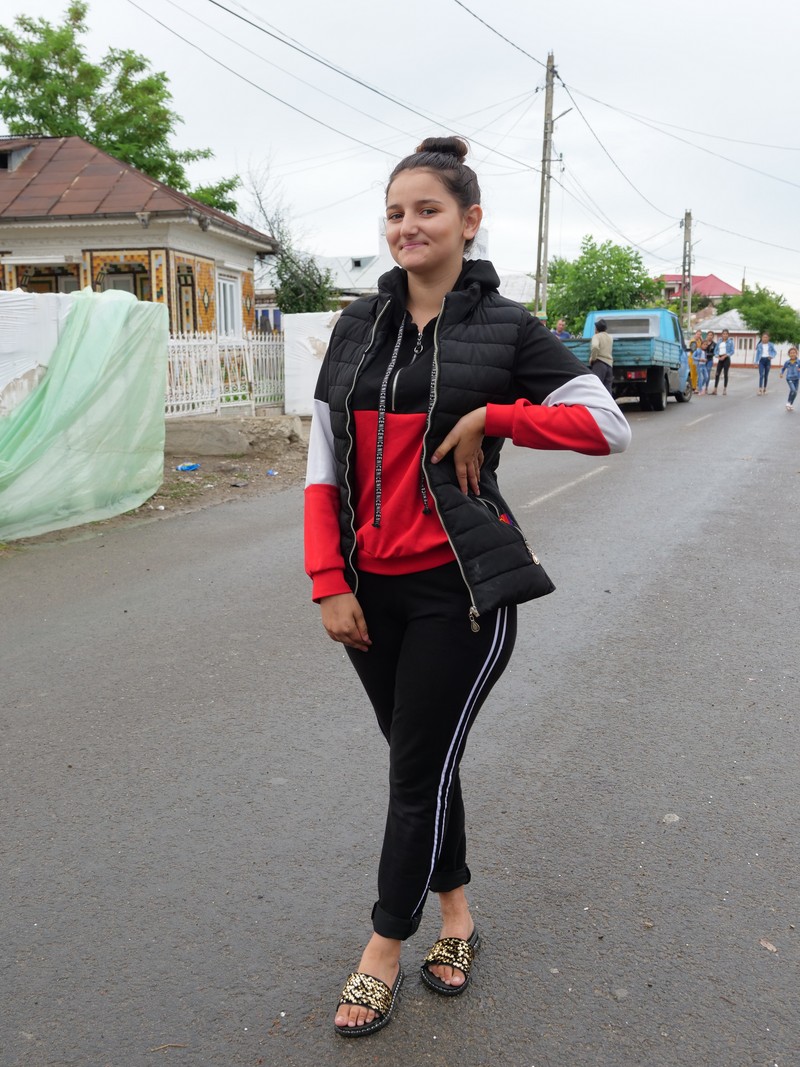 Pe această fetiță de 13 ani din Râmnicelu, părinții au retras-o de la școală pentru că e mută