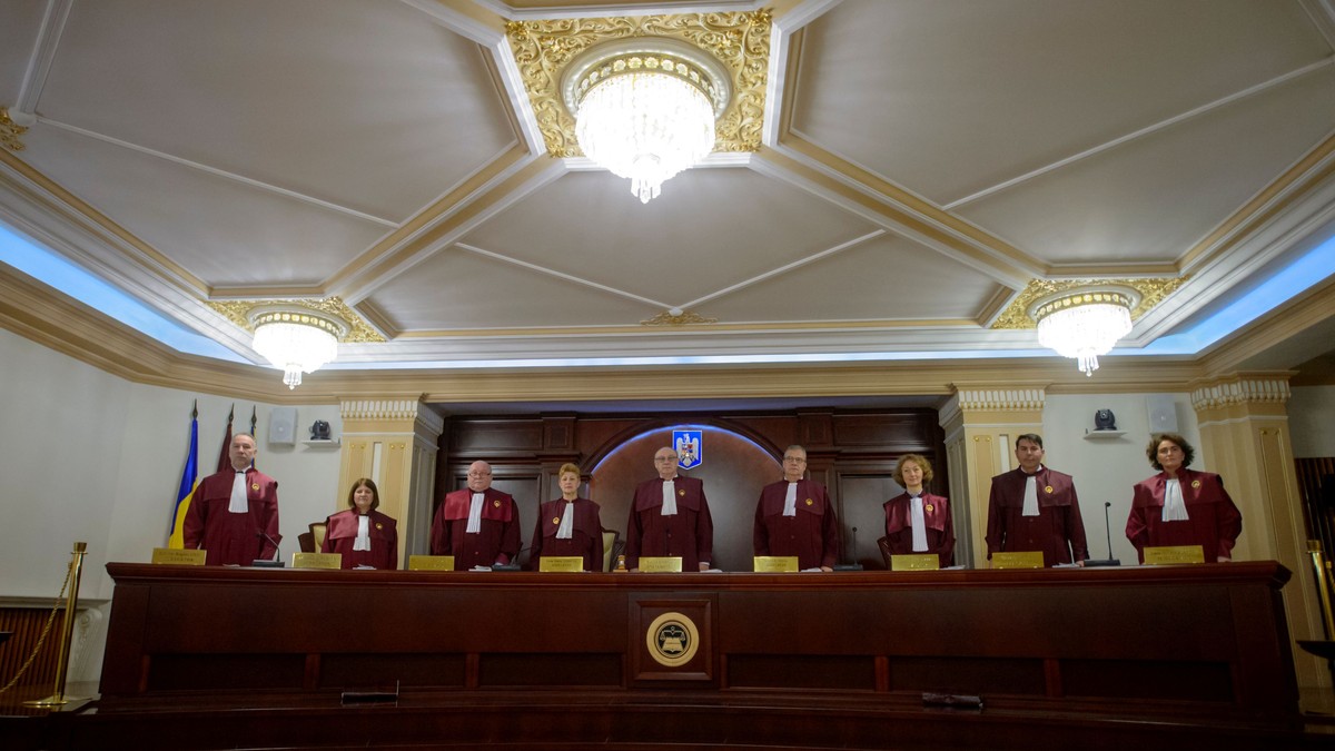 De la dyânga la dreapta: DBogdan Licu, Mihaela Ciochina, Cristian Deliorga, Livia Stanciu, Marian Enache, Attila Varga, Elena-Simina Tanasescu, Gheorghe Stan si Laura-Iuliana Scantei, judecatorii Curtii Constitutionale.pozeaza pentru presa in sala de sedinte publice a CCR, la Palatul Parlamentului, in Bucuresti, miercuri, 23 noiembrie 2022. ALEXANDRU DOBRE/ MEDIAFAX FOTO.