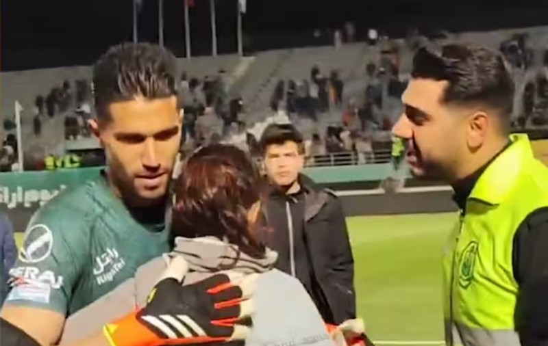 Portarul naționalei de fotbal a Iranului a fost suspendat și amendat, după ce a îmbrățișat o femeie fără hijab care intrase pe teren să-l felicite | VIDEO