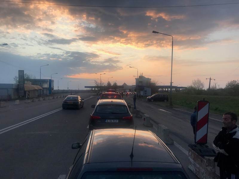 Dimineaţa de Paşte, în Vama Nădlac: coadă de zeci de maşini