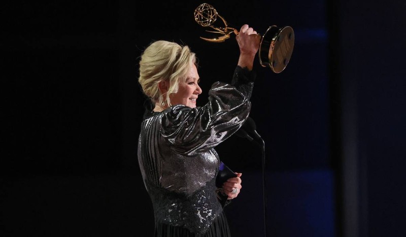 Jean Smart acceptă premiul Emmy pentru cea mai bună actriță în rol principal într-un serial de comedie pentru „Hacks” la cea de-a 78-a ediție a Premiilor Emmy. Sursă foto: Profimedia Images