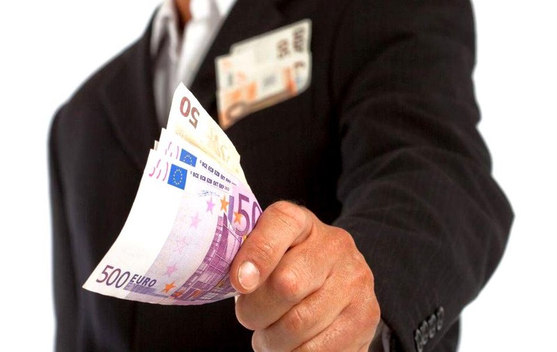 Euro urcă la 4,6890 lei. Deprecierea leului aduce creșterea ratelor și noi scumpiri la mâncarea de import