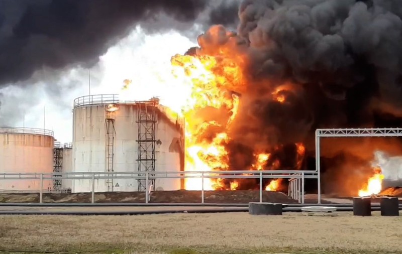Rusia acuză Ucraina că a bombardat un depozit petrolier de pe teritoriul rus. Imagini cu incendiul de proporții