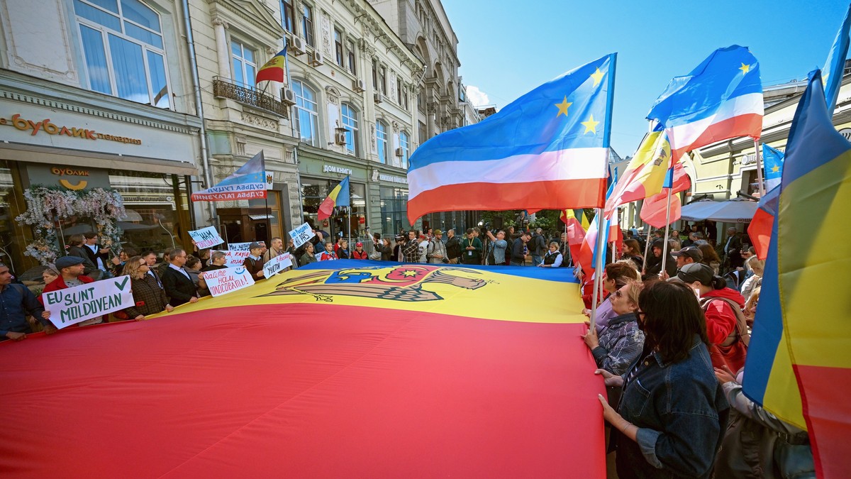 Miting al cetățenilor Republicii Moldova din Rusia, cerând creșterea numărului de secții de votare pentru viitoarele alegeri parlamentare